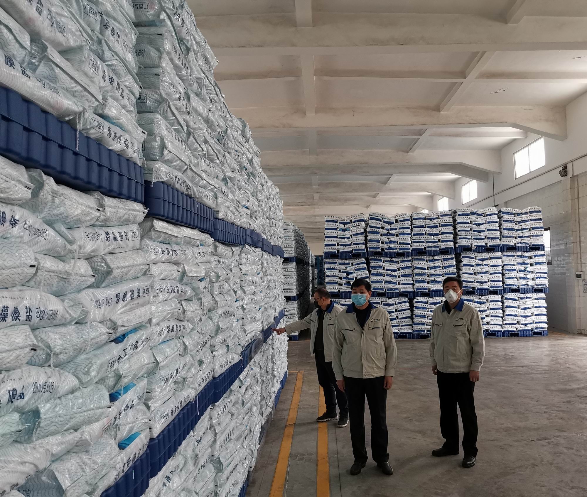 (图为检查组检查食盐储备仓库(图为检查组检查自治区本级食盐储备)