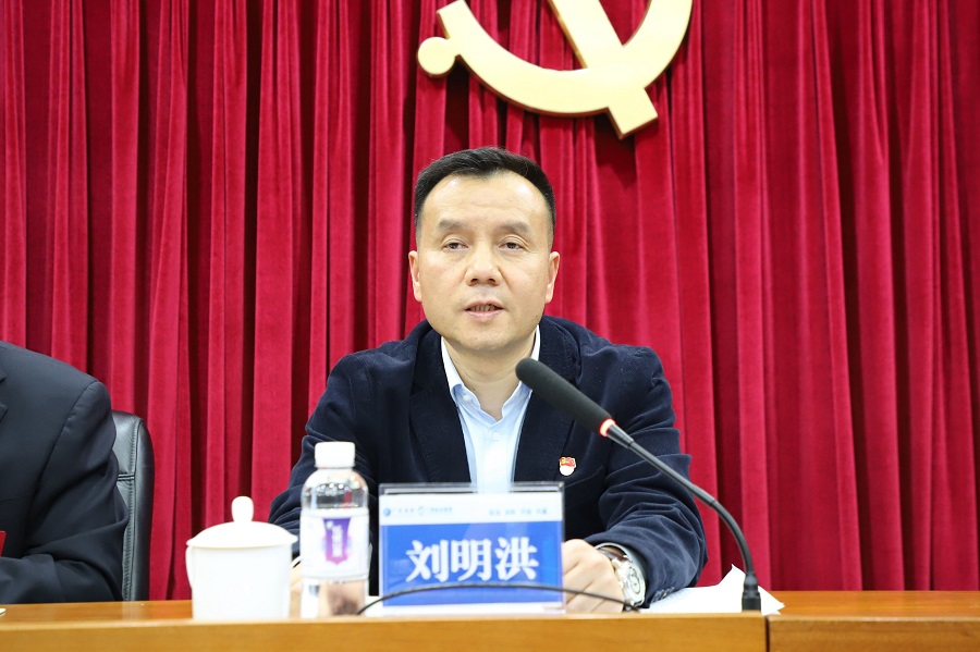 (图为广西投资集团党委副书记,职工董事刘明洪在大会